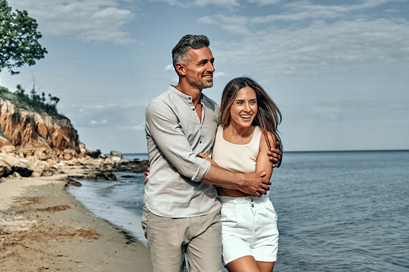 Glückliches Paar in reiferen Jahren | Credit: iStock.com/Harbucks