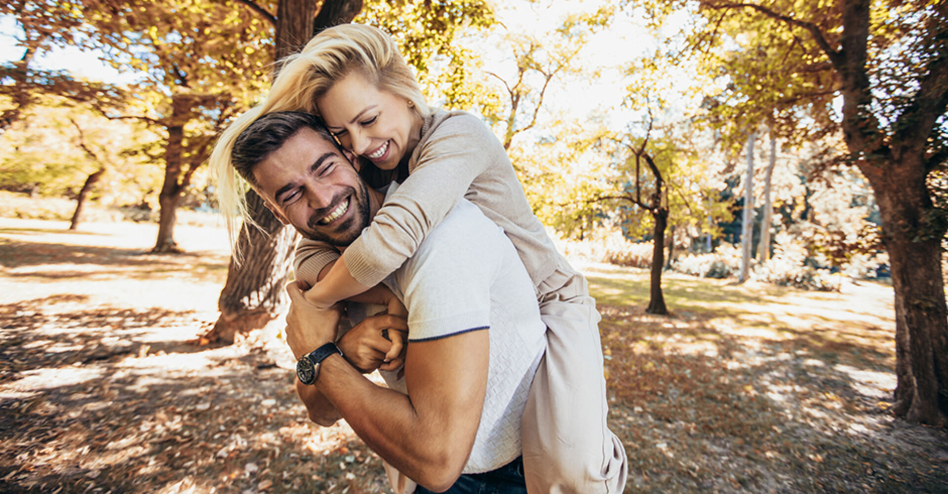 Glückliches Paar in der Lebensmitte unterwegs in einem Park | Credit: iStock.com/Jovanmandic
