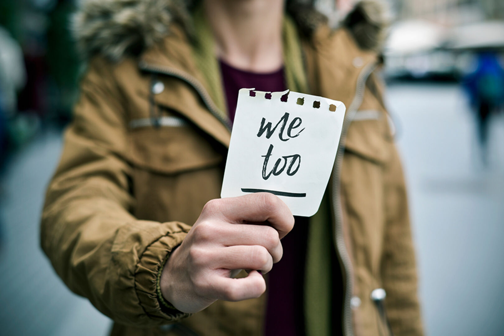 Junge Frau mit einem Zettel in der Hand, auf dem #metoo steht | Credit: iStock.com/nito100