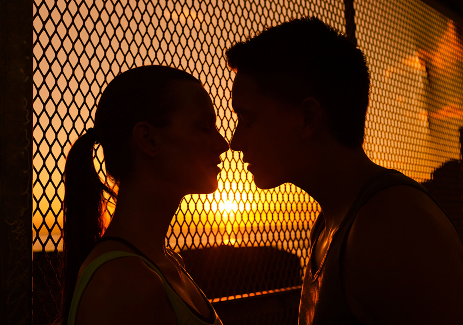 Junges Paar küsst sich | Credit: iStock.com/kieferpix