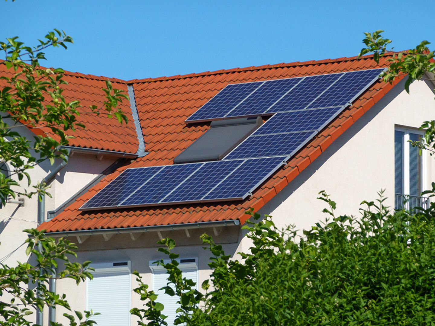 Dach mit Solarmodulen | Credit: iStock.com/Lichtwolke