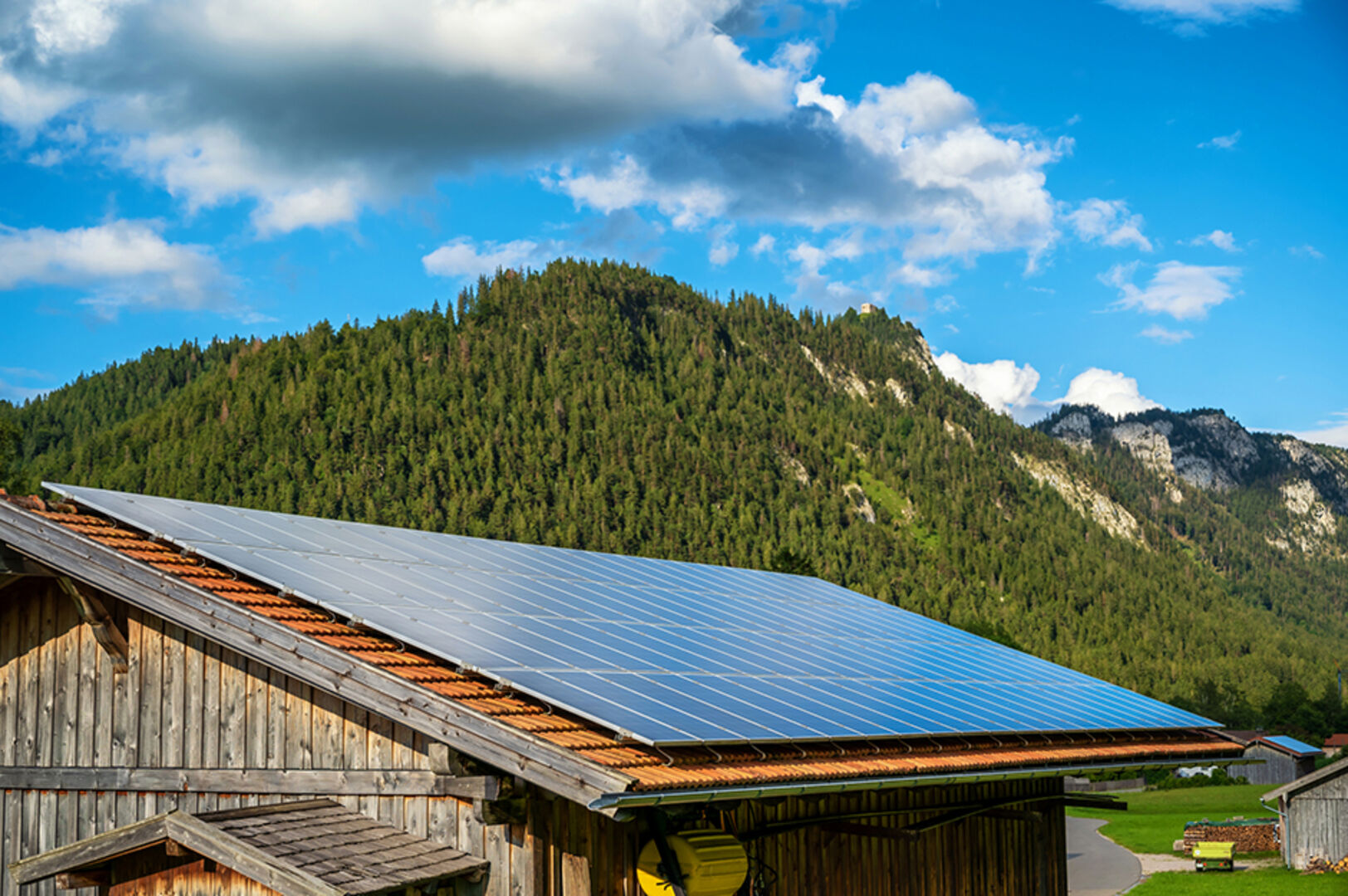 Ein mit Solarmodulen eingedecktes Dach | Credit: iStock.com/Ralf Geithe