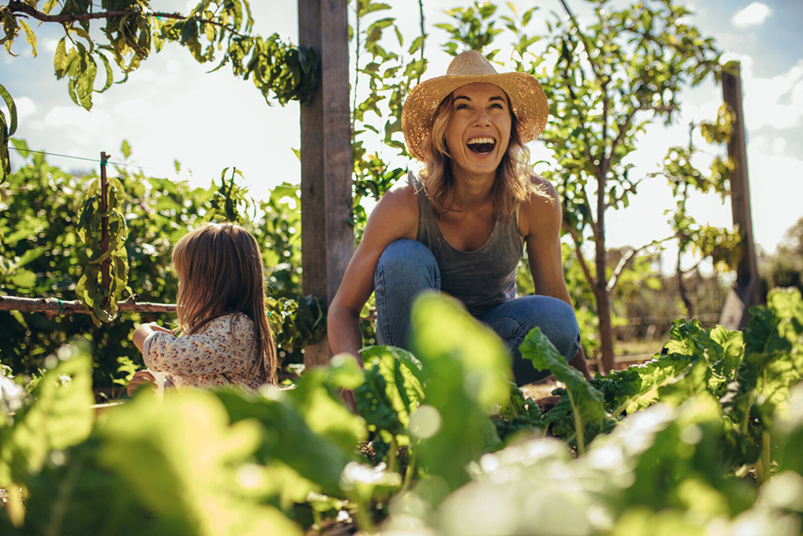 Junge Frau mit Tochter in ihrem Garten | Credit: iStock.com/jacoblund