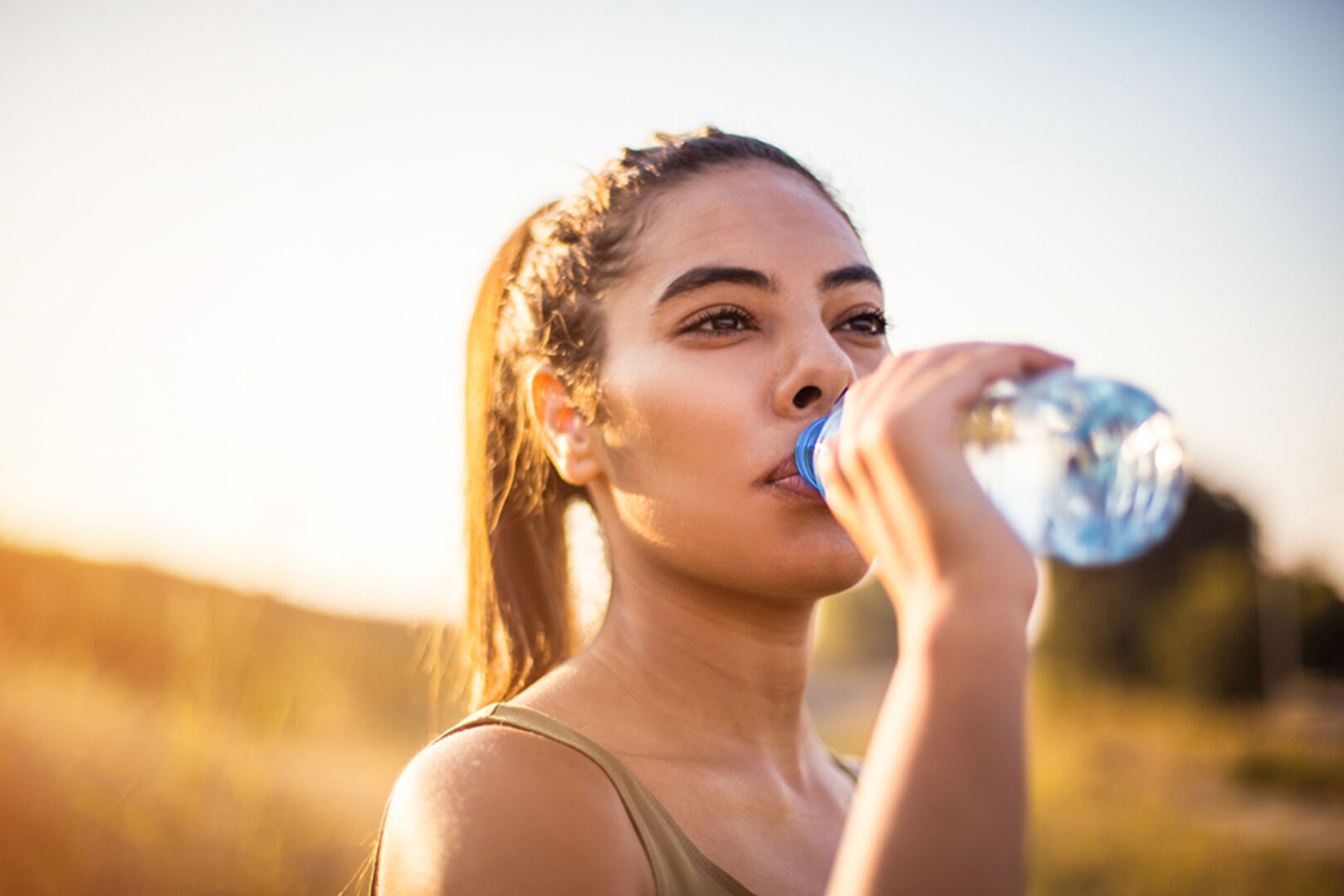 Junge Frau beim Wassertrinken | Credit: iStock.com/Liderina