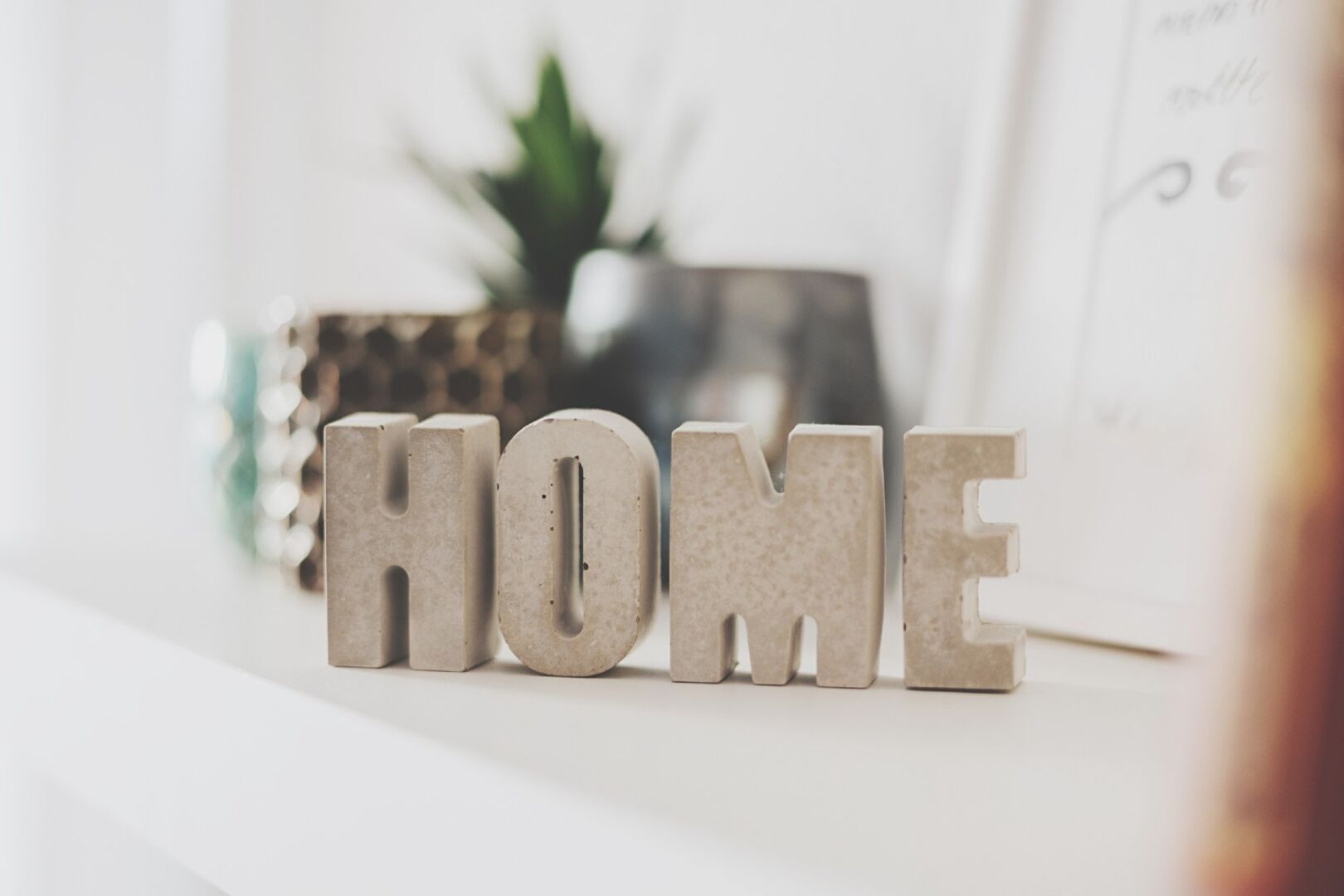 Buchstaben aus Beton | Credit: iStock.com/Sebastian Muri