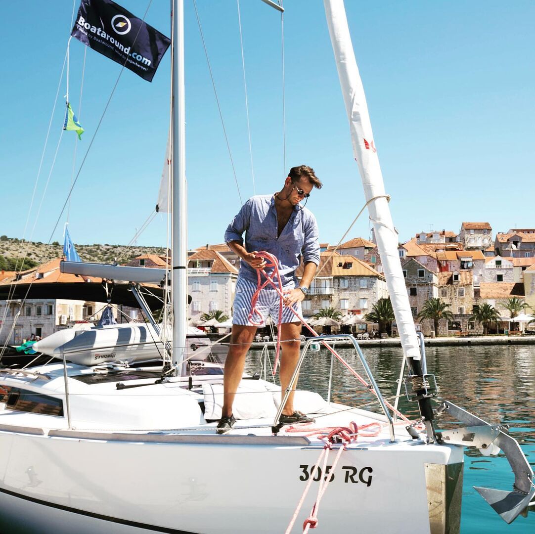 Segelboot in einen kroatischen Hafen | Credit: Boataround