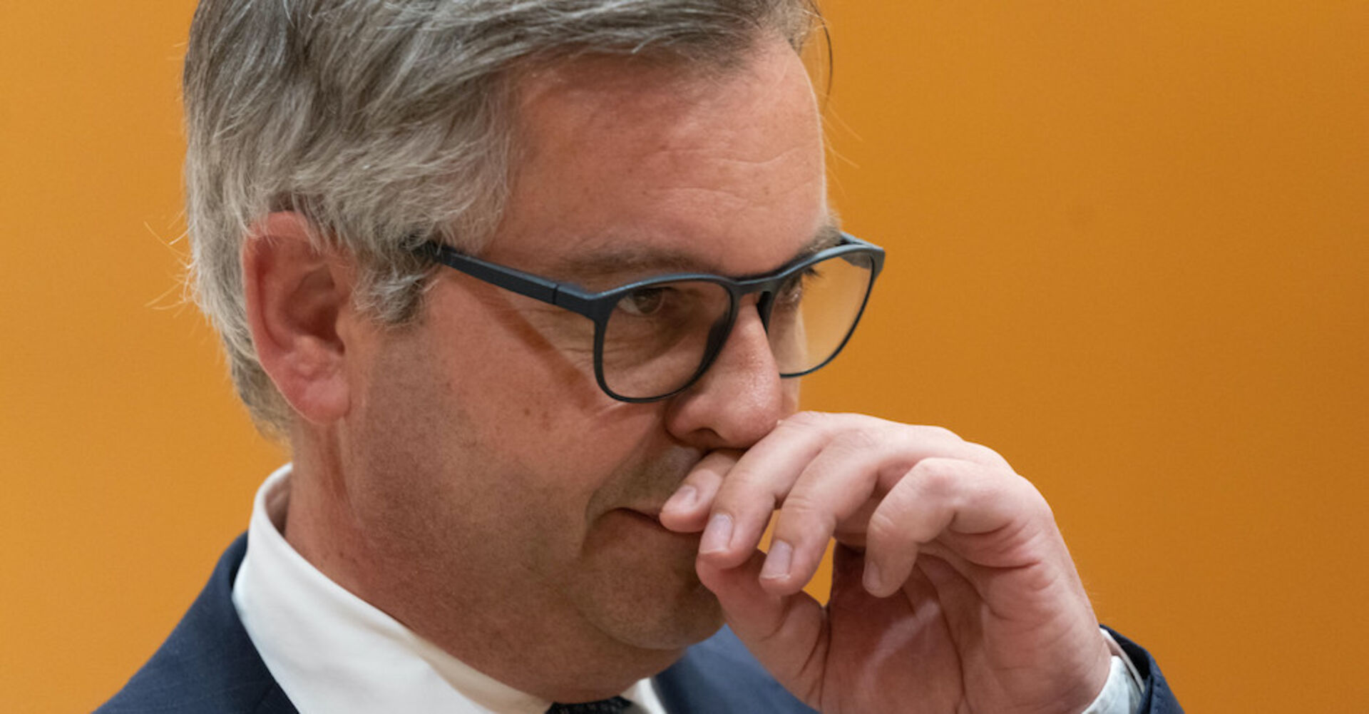 Porträt, fasst sich an die Nase