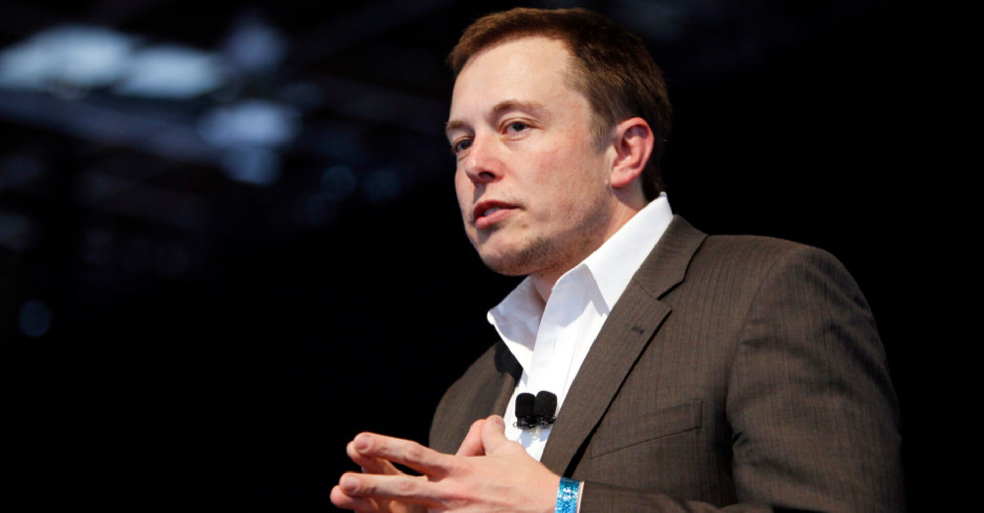 Porträt mit Mikrofon am Reverskragen