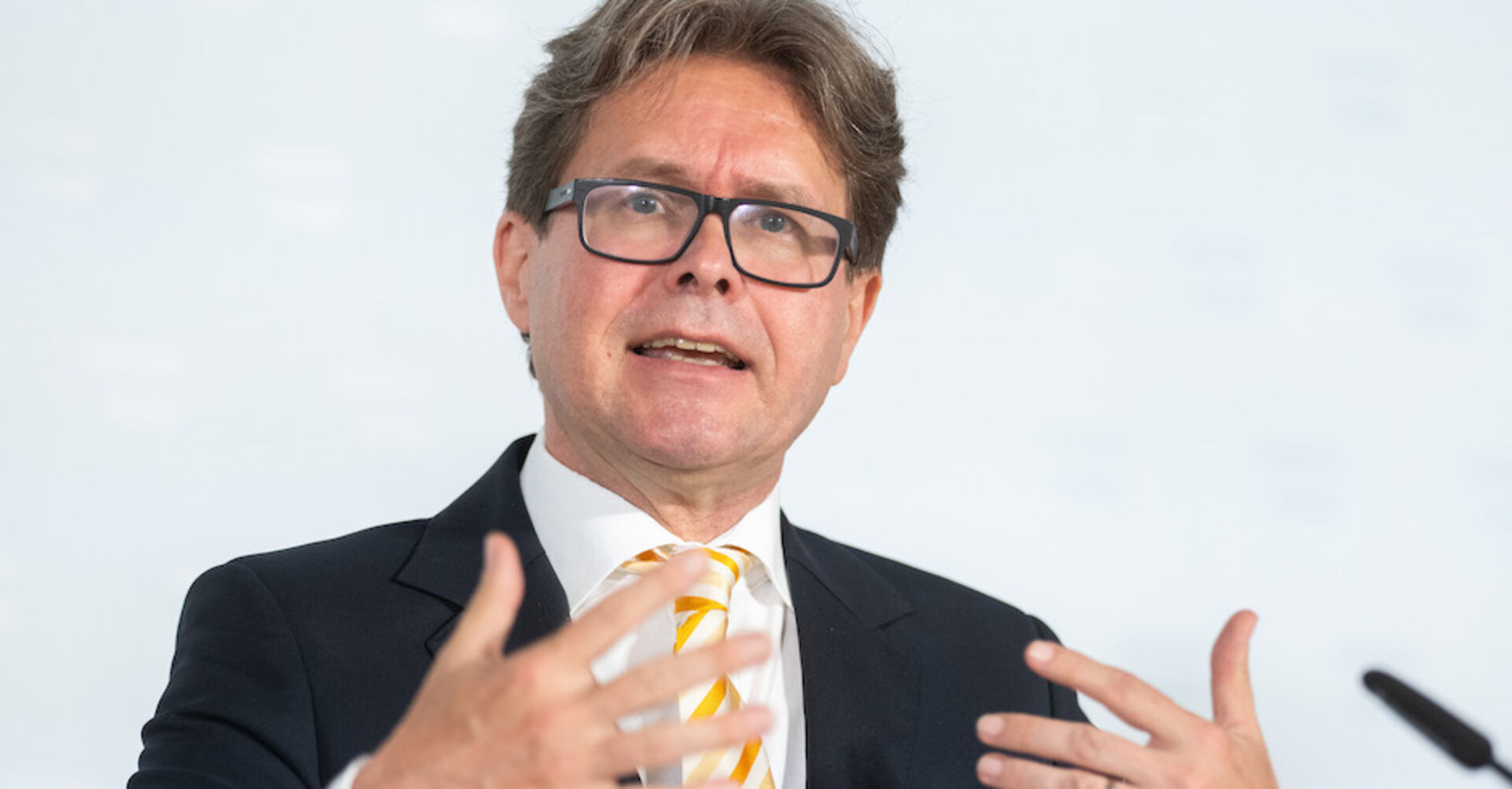 Martin Polaschek erklärt etwas gestenreich bei einer Pressekonferenz