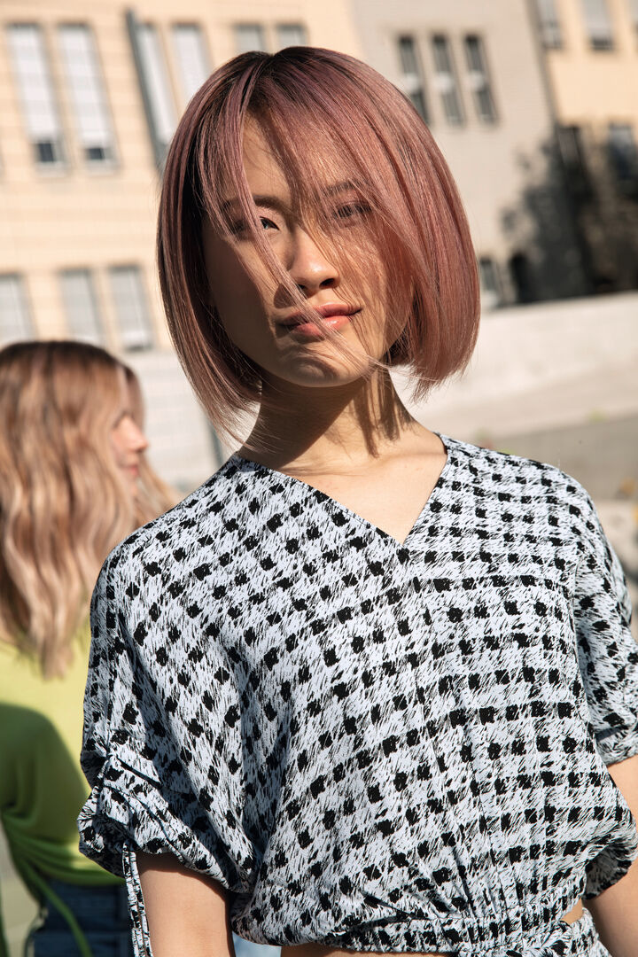 Frau mit roséblonden Haaren