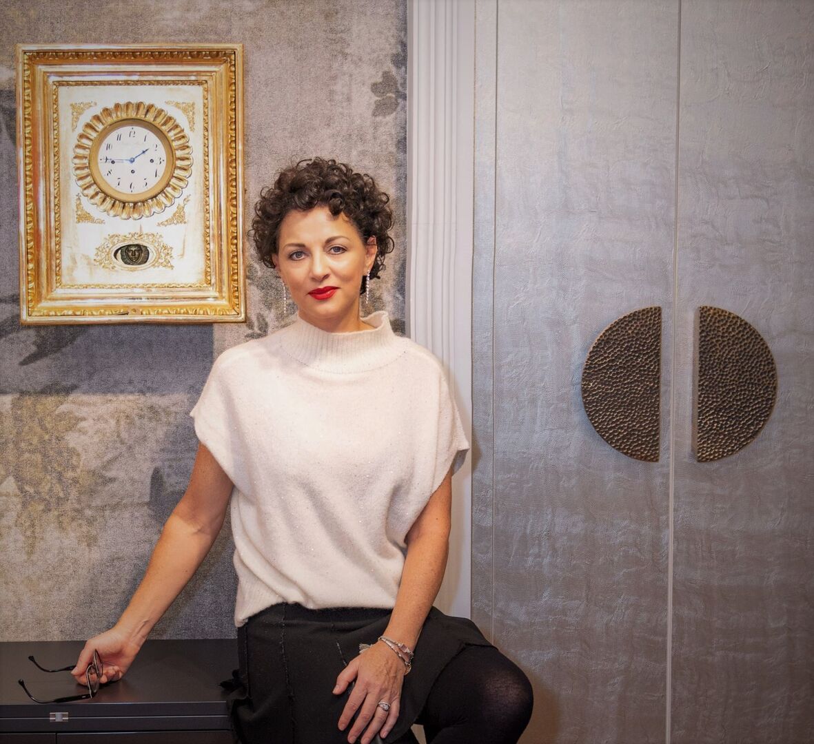 Elke Altenberger lehnt an einem Schrank| Credit: Elke Altenberger Interior Design Consulting