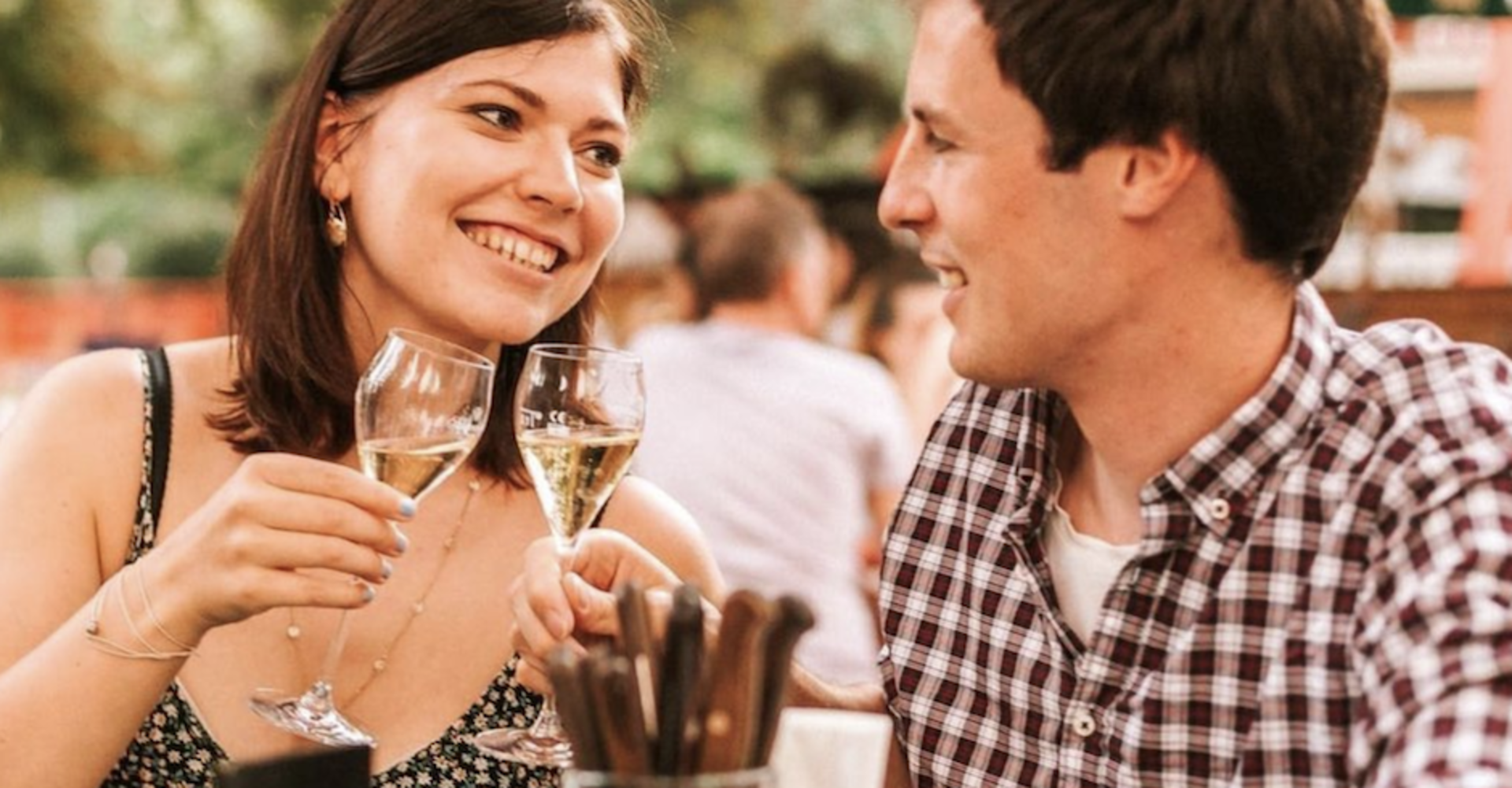 Frau und Mann im Gastgarten | Credit: www.instagram.com/feuerdorf/Feuerdorf