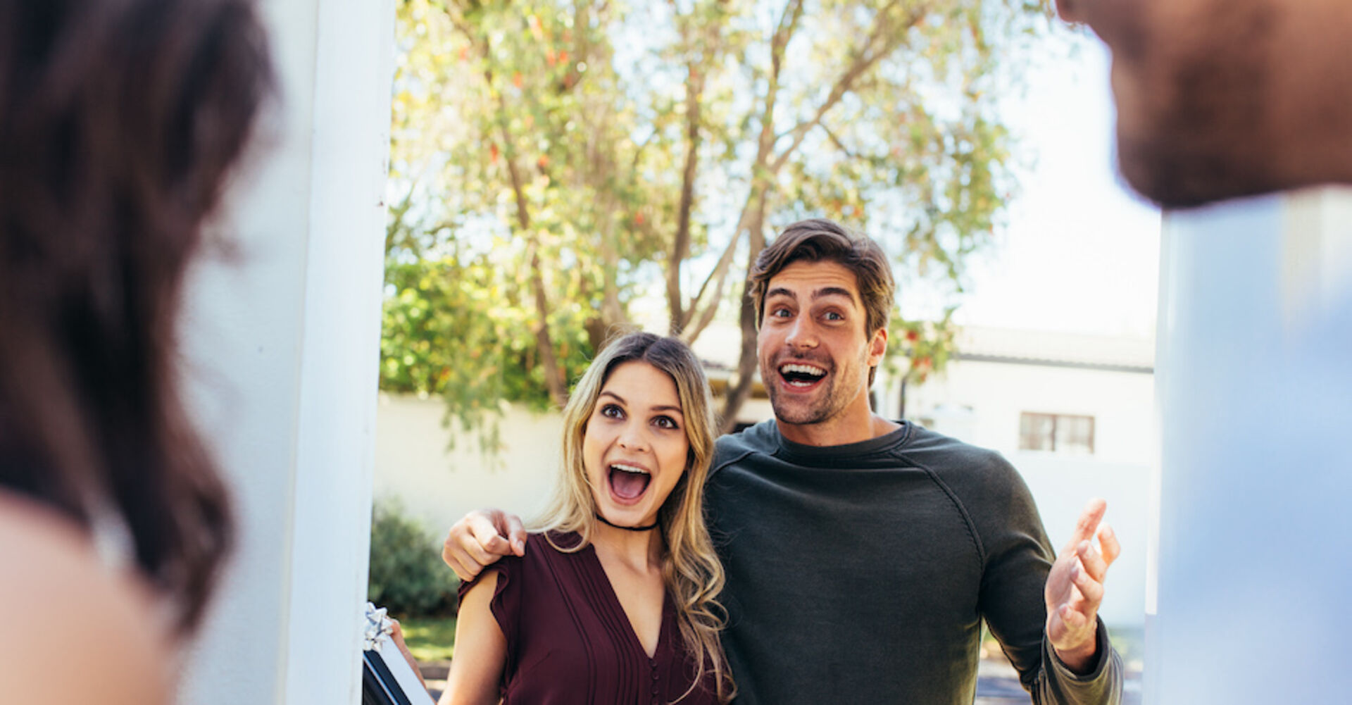 Mann und Frau werden an der Tür begrüßt | Credit: iStock.com/jacoblund