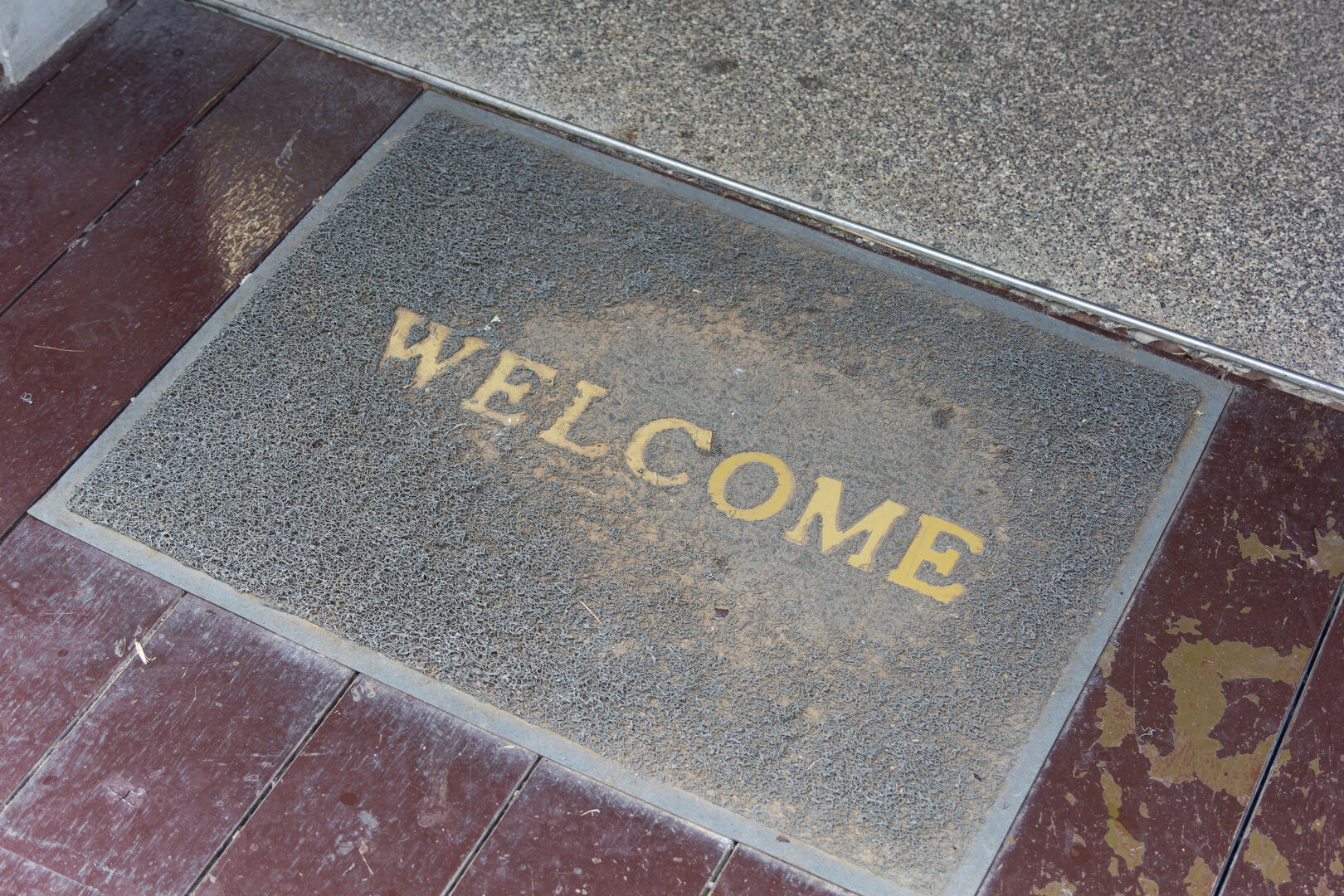 Dreck auf der Fußmatte| Credit: iStock.com/anupan001