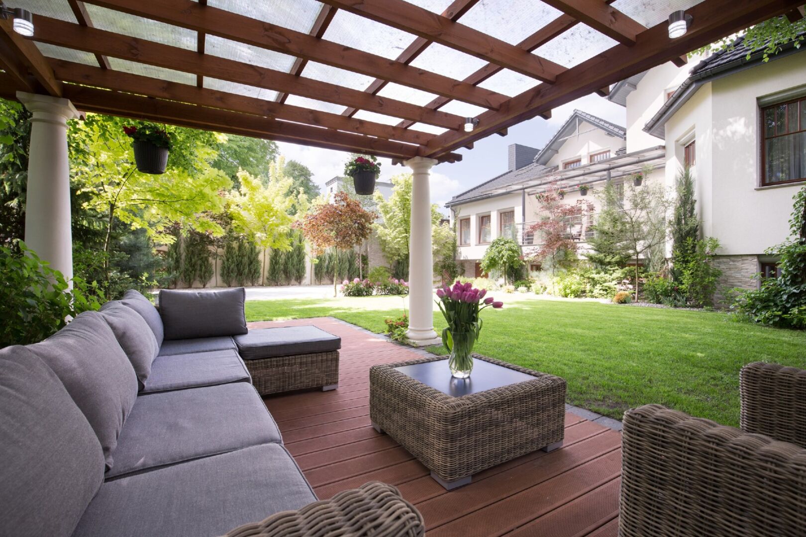 Garten mit Pergola | Credit: iStock.om/ KatarzynaBialasiewicz