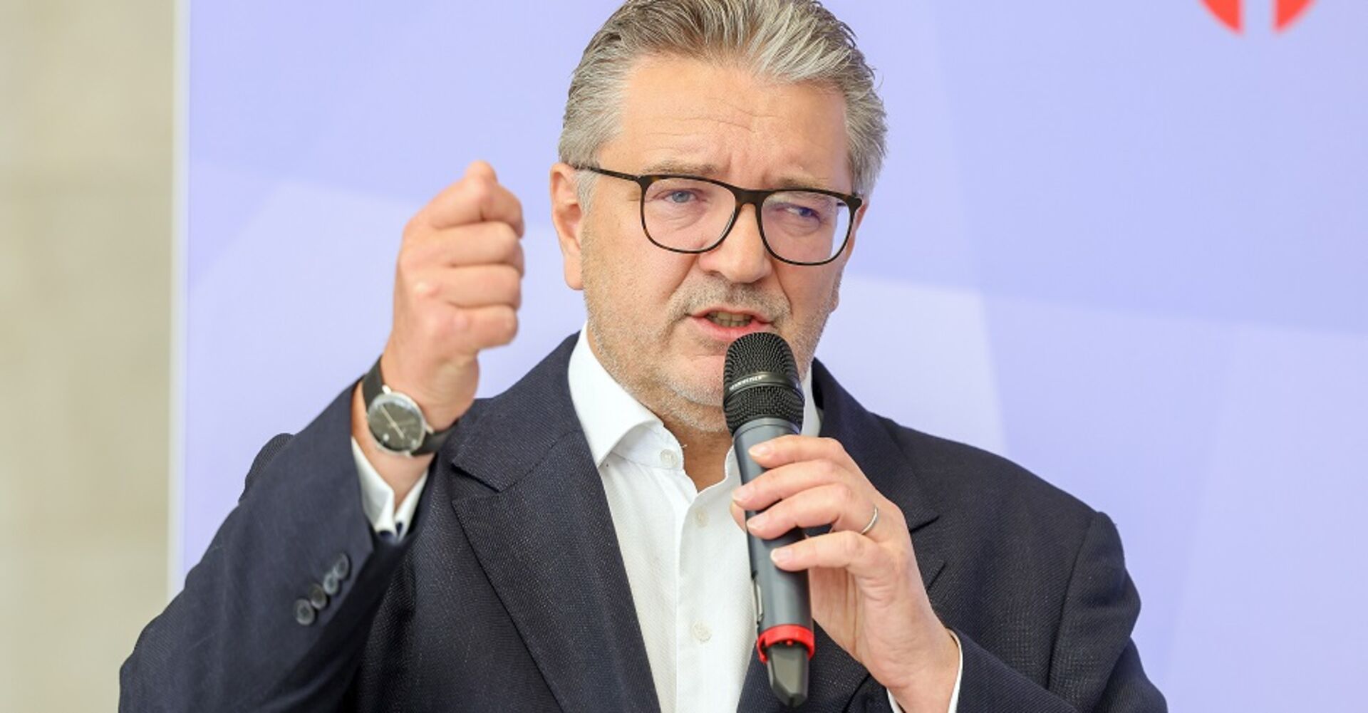 Gesundheitsstadtrat Peter Hacker mit einem Mikrofon in der Hand. Er spricht.
