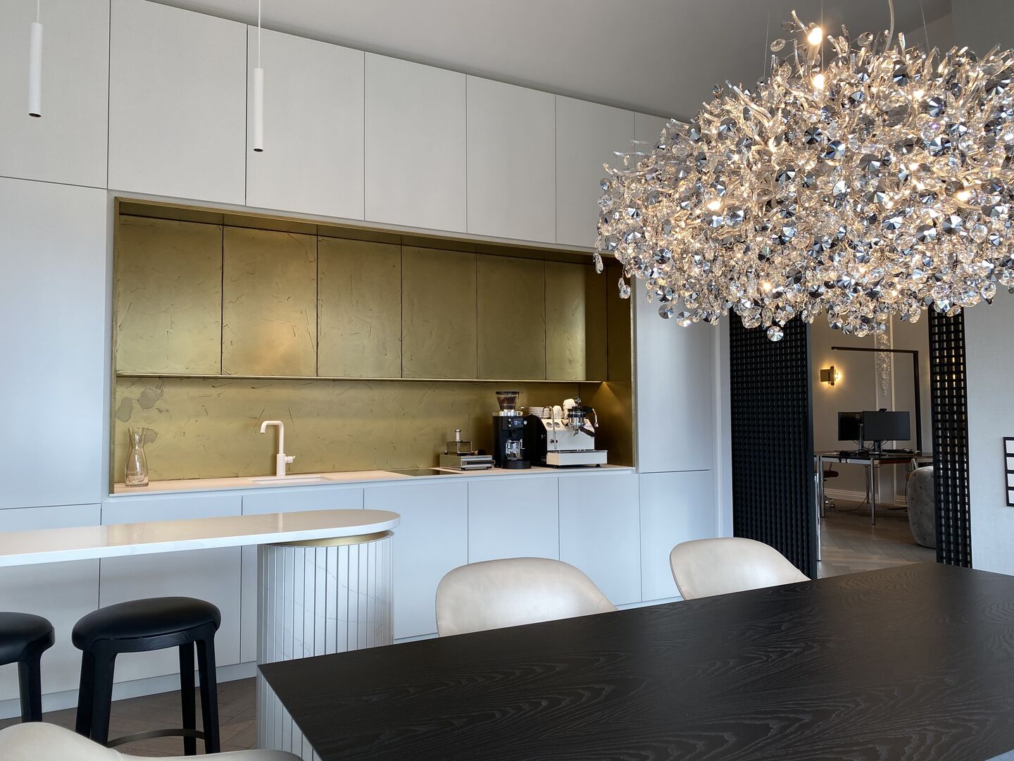 goldene Küchenwand| Credit: Elke Altenberger Interior Design Consulting/Wienerwald Werkstätten