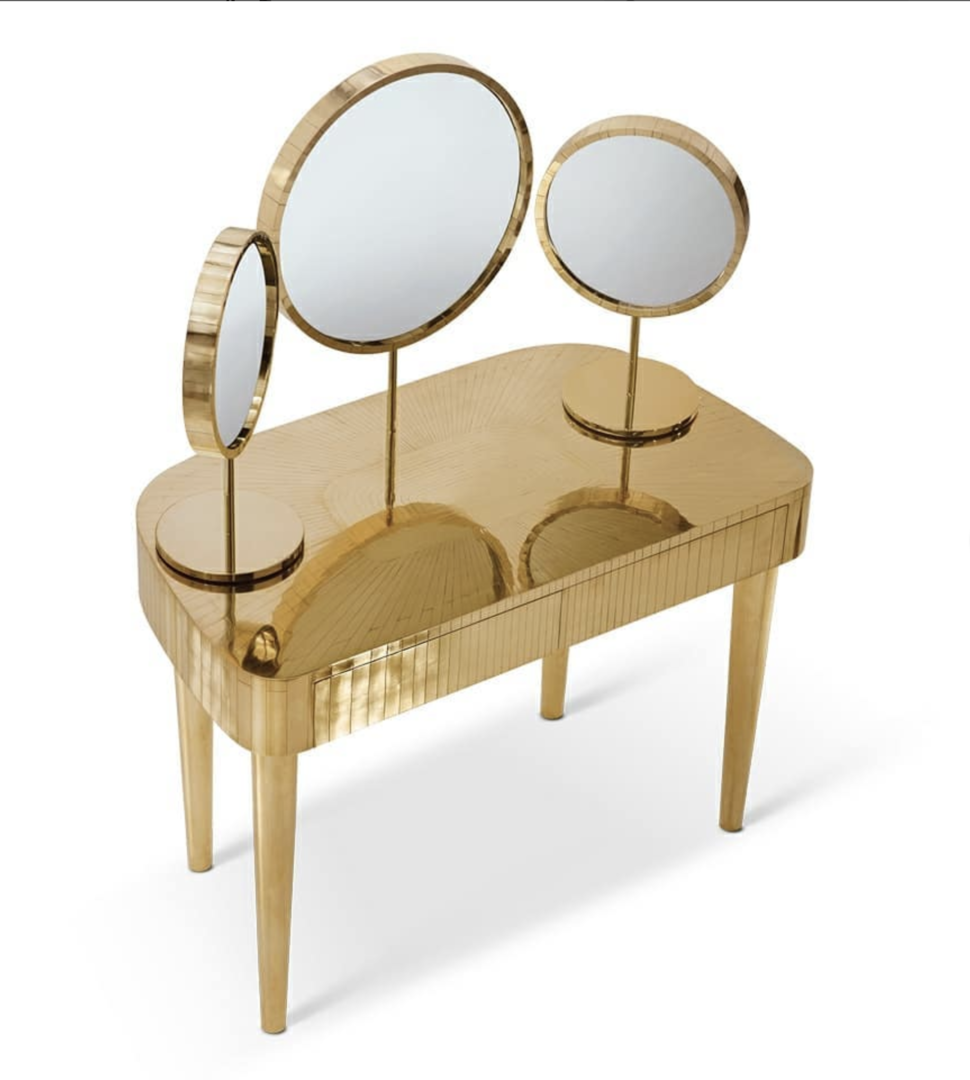 goldener Schminktisch mit drei Spiegeln | Credit: www.instagram.com/scarletsplendour/Scarlet Splendour