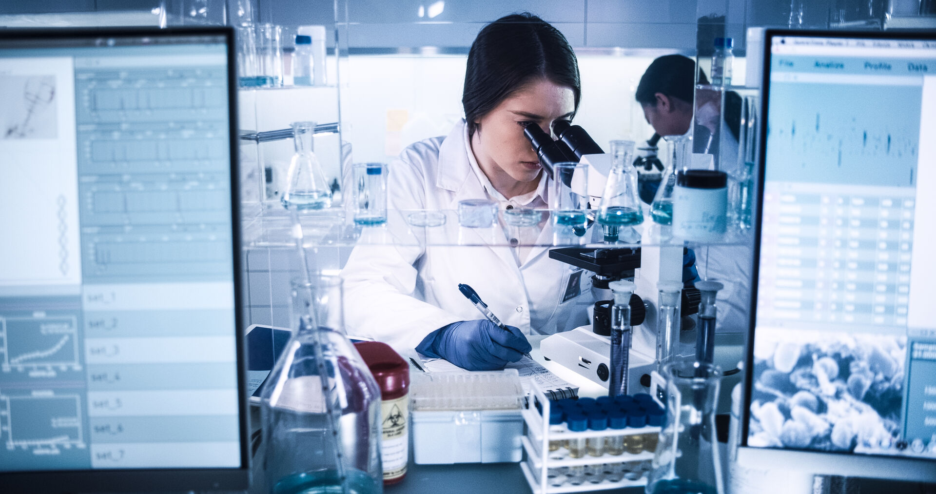 Mediziner im Labor | Credit: iStock.com/yalax