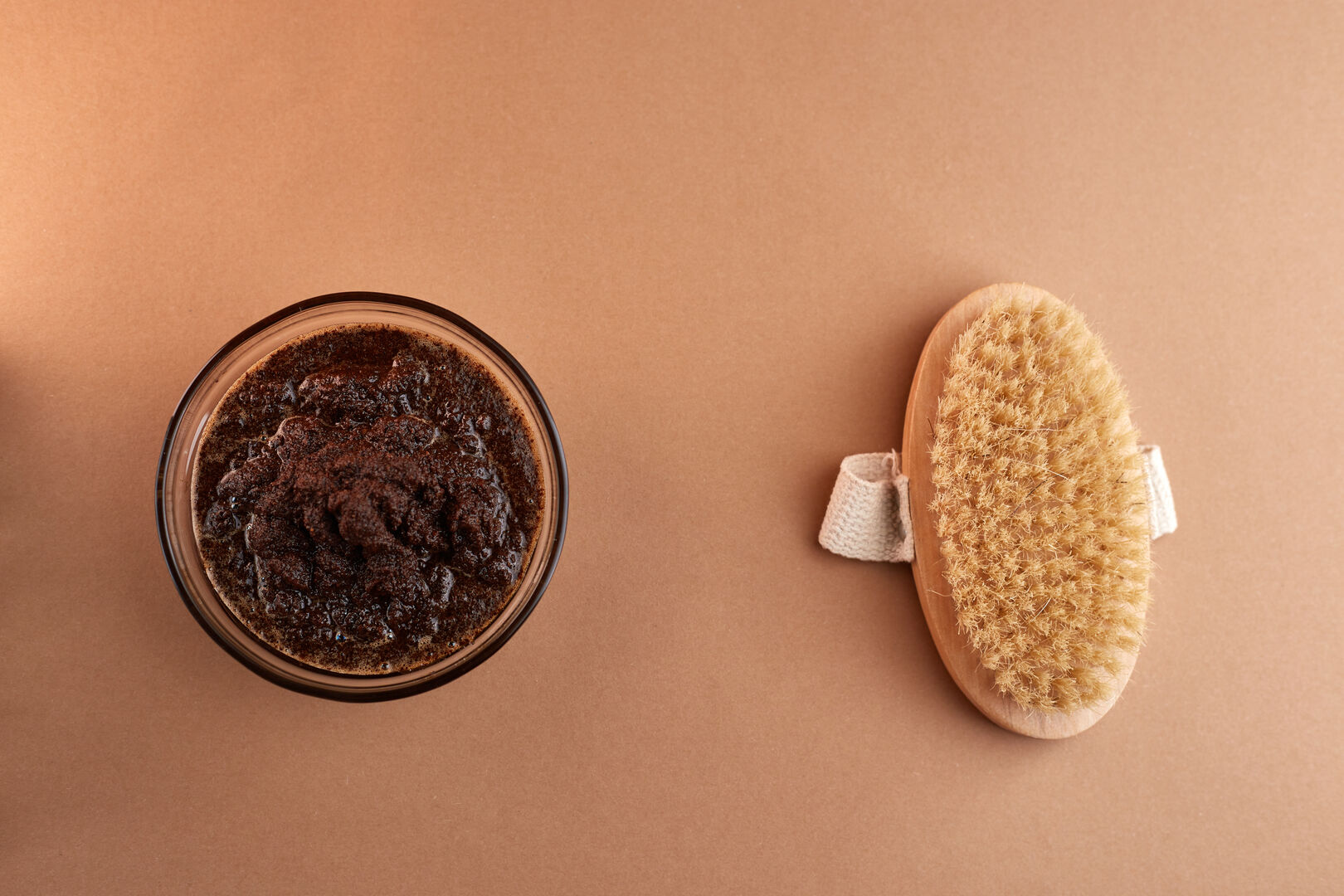 Ein selbstgemachtes Kaffee-Peeling hält im Kühlschrank mehrere Wochen. | Credit: iStock.com/ Valeriia Sivakova