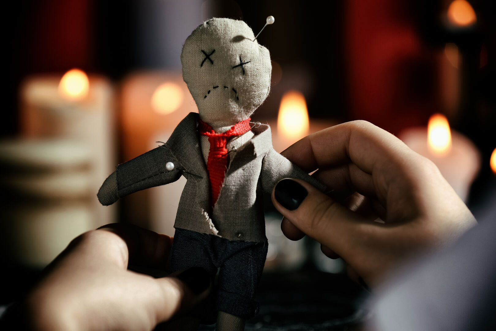 Voodoo-Puppe | Credit: iStock.com/ Liudmila Chernetska