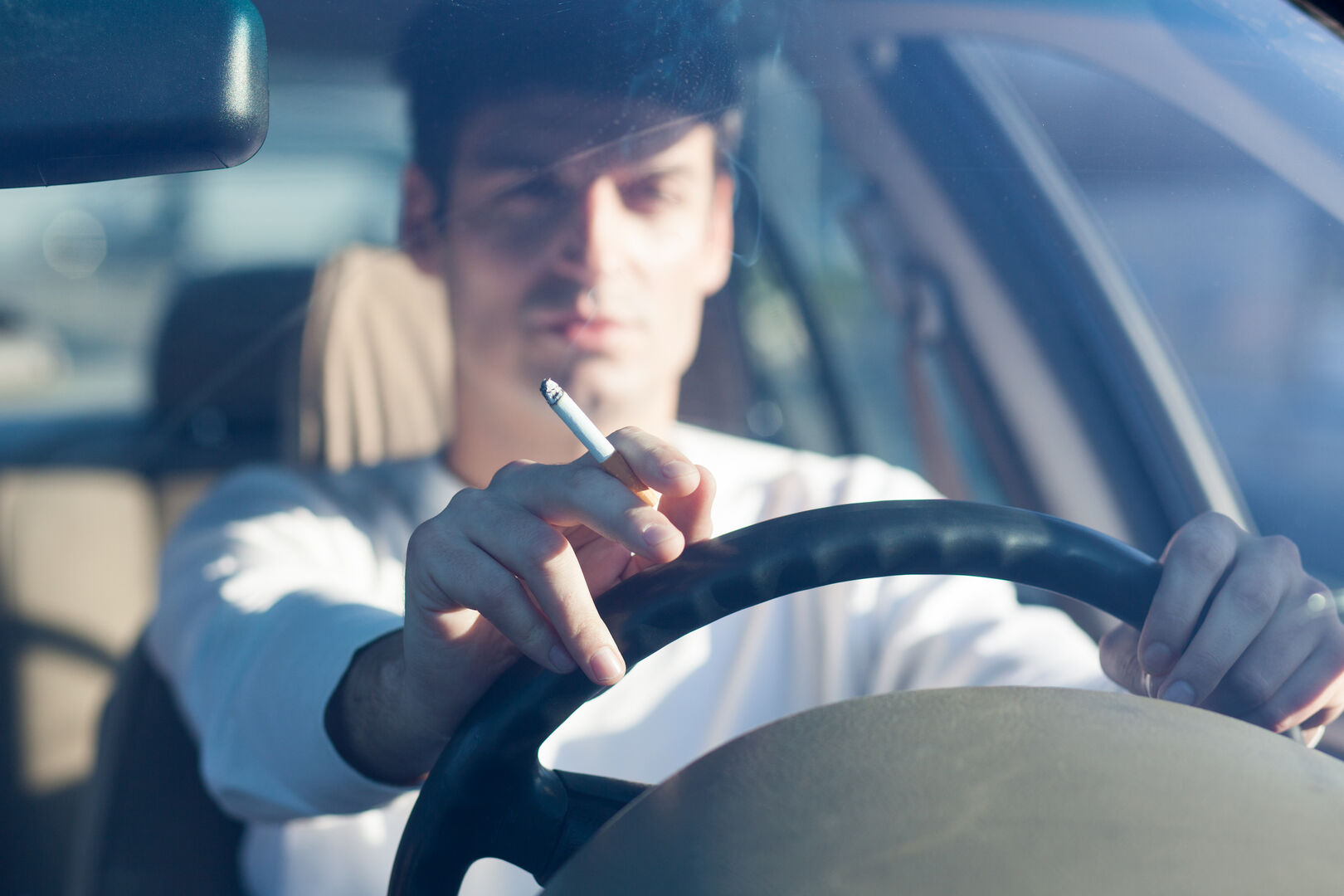 Rauchen während des Autofahrens | Credit: iStock.com/aerogondo