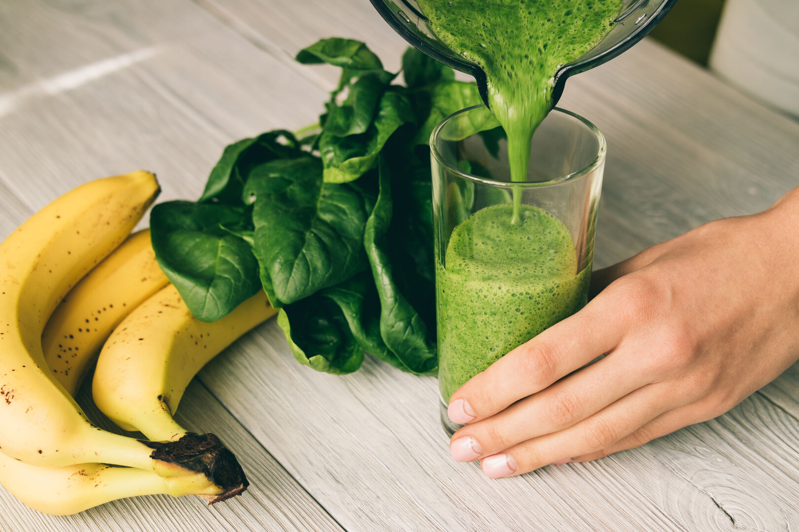 Grüner Smoothie mit dem Vitamin-Booster Spinat. | Credit: iStock.com/iprogressman