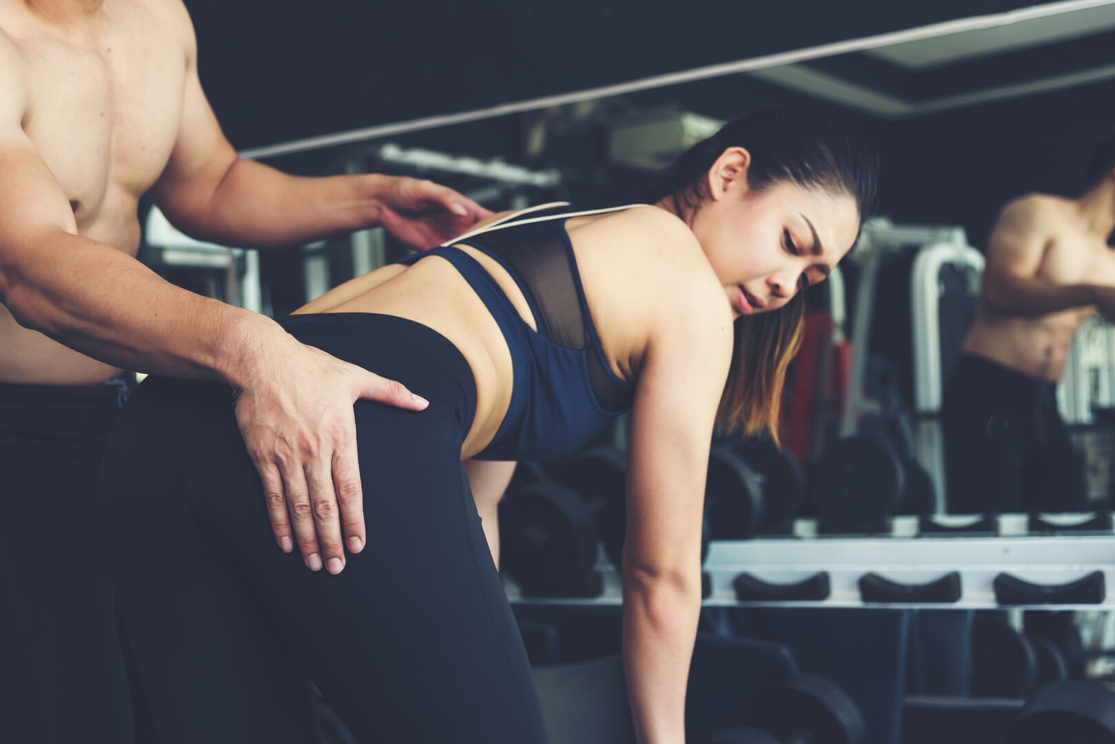 Mann hilft Frau beim Trainieren