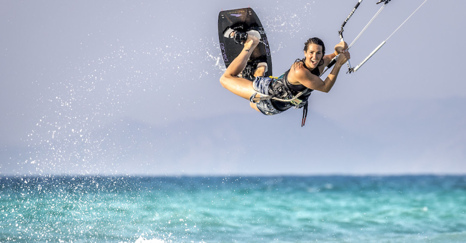 Kitesurferin in der Luft| Credit: Harry Winnington Photography