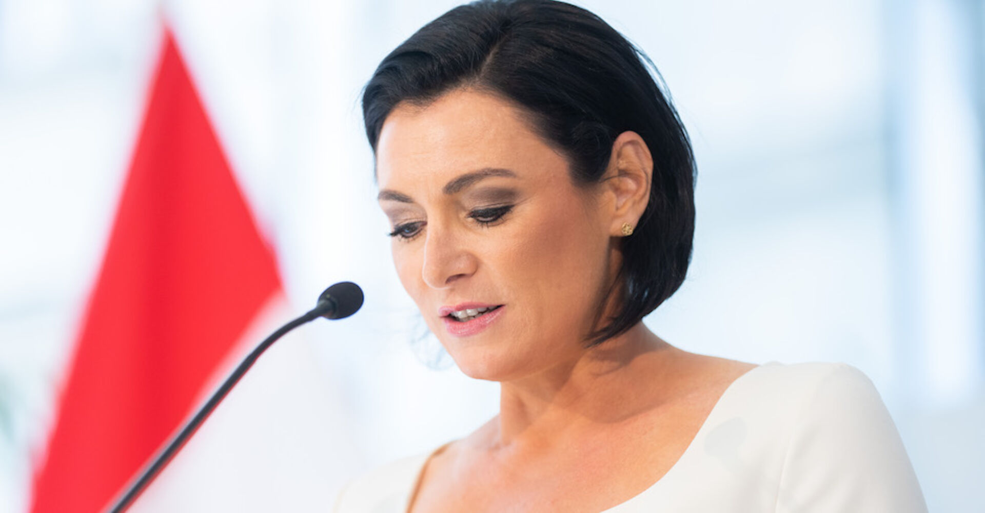 Elisabeth Köstinger bei ihrer Rücktrittserklärung