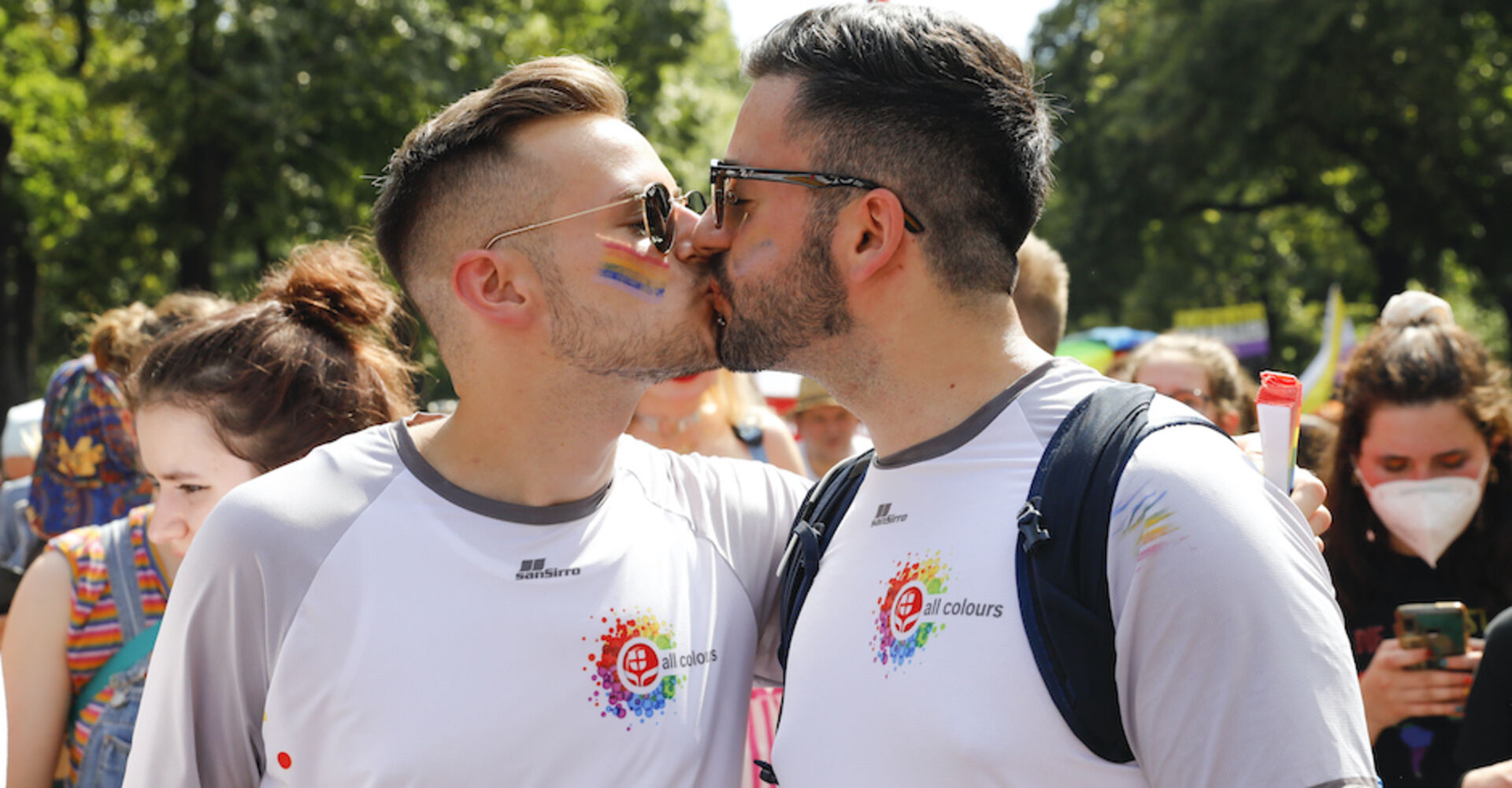 zwei Männer küssen sich | Credit: Lisa Leutner/AP/picturedesk.com