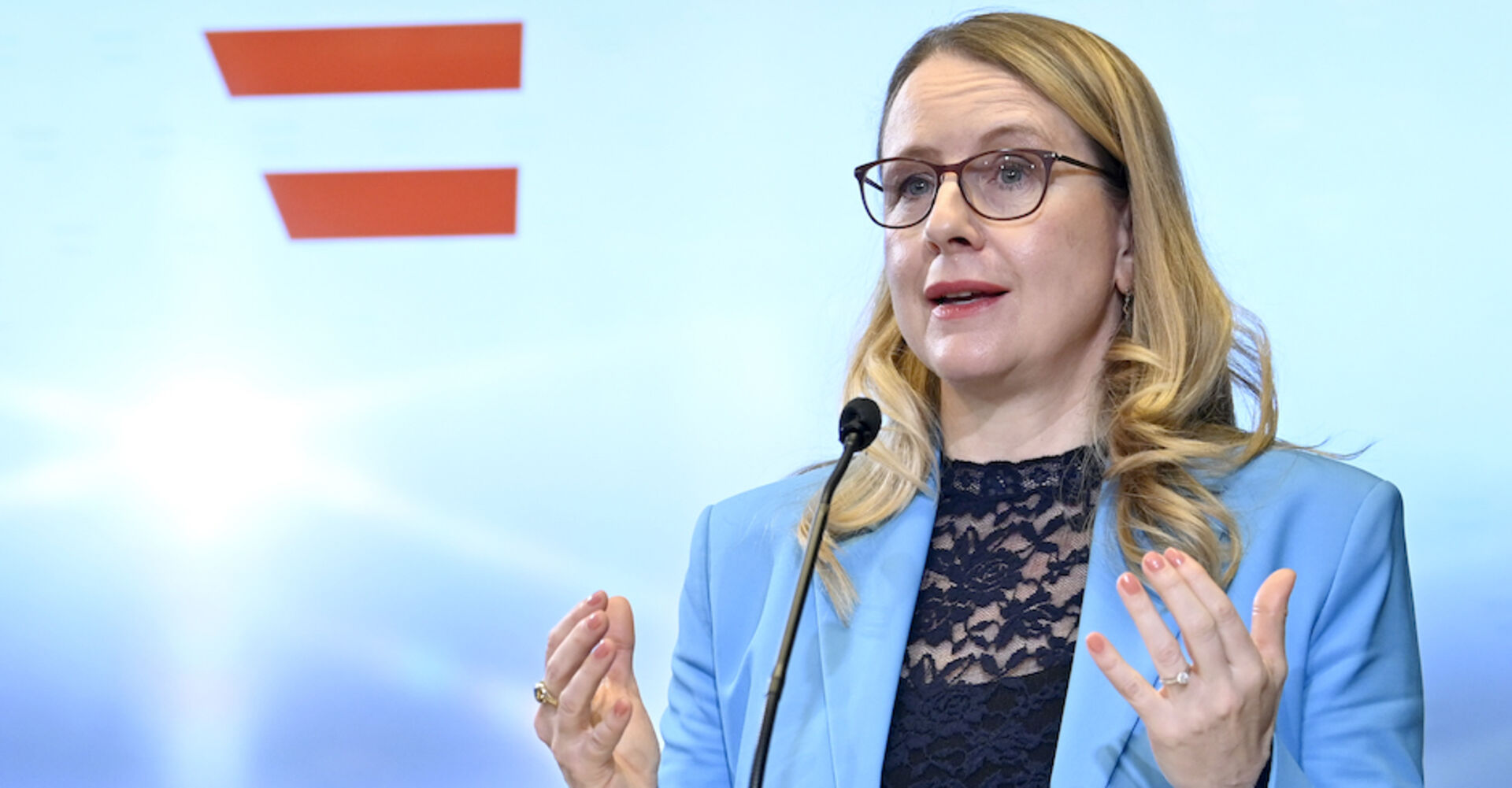 Margarete Schramböck zur Reform der Rot-Weiß-Rot Karte am Donnerstag, 28. April 2022 in Wien