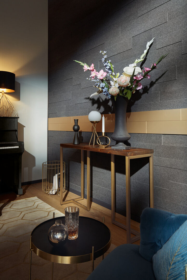 goldener Wandstreifen auf Betonoptik | Credit: Meisterwerke Schulte