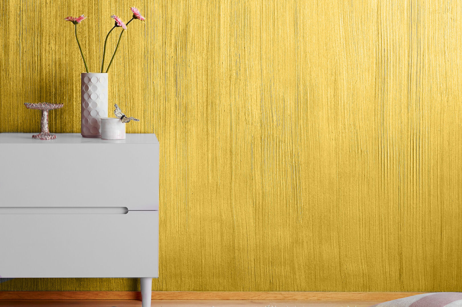 mit Goldfarbe gestrichene Wand | Credit: Alpina Farben