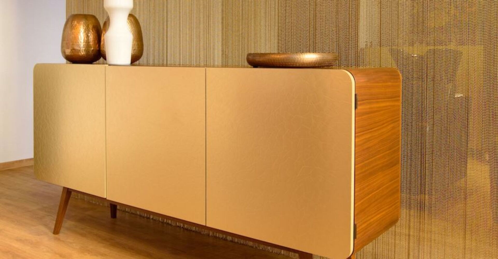 Schimmernder Schrank und goldene Vorhänge | Credit: Elke Altenberger Interior Design Consulting