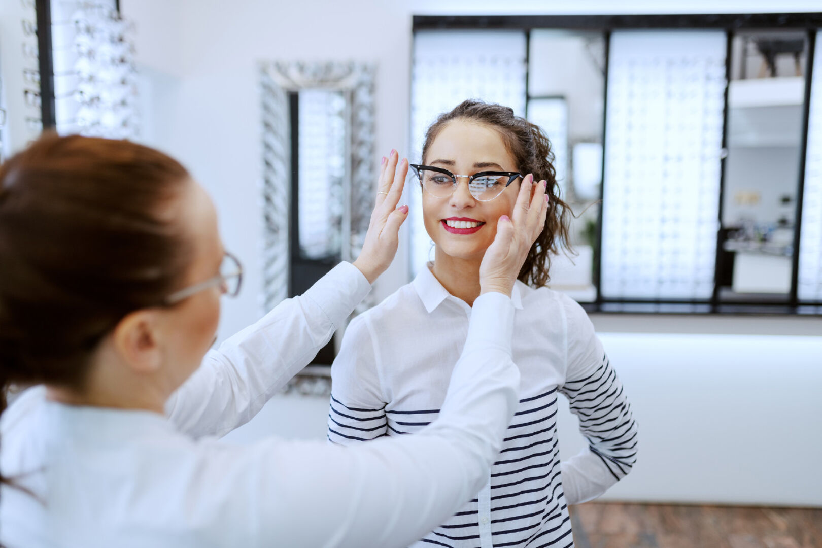 Optiker berät Frau mit Brille | Credit: iStock.com/dusanpetkovic