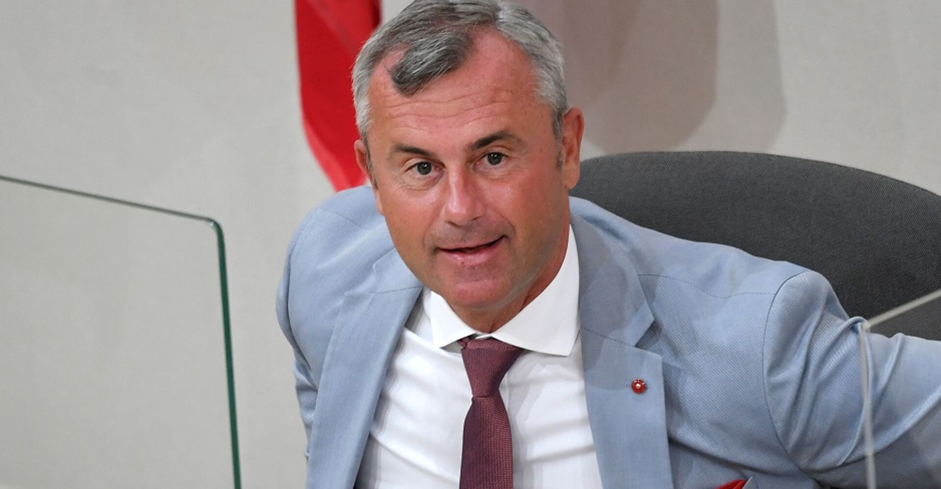 Norbert Hofer im Parlament auf dem Sessel des Nationalratspräsidenten.