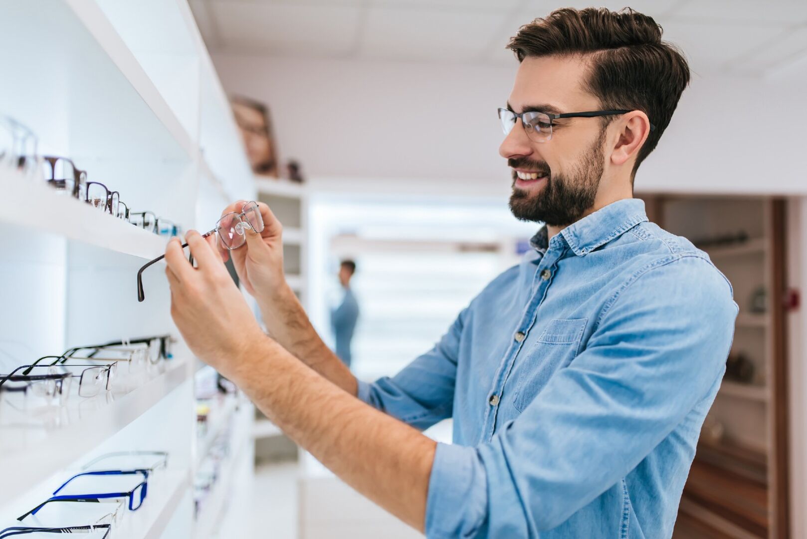 Optiker begutachtet Brillen | Credit: iStock.com/ Vasyl Dolmatov