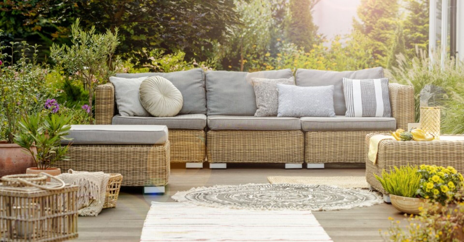 Loungemöbel im Garten | Credit: iStock.com/KatarzynaBialasiewicz