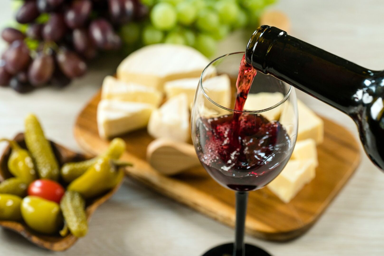 Rotwein mit Käse | Credit: iStock.com/Michał Chodyra