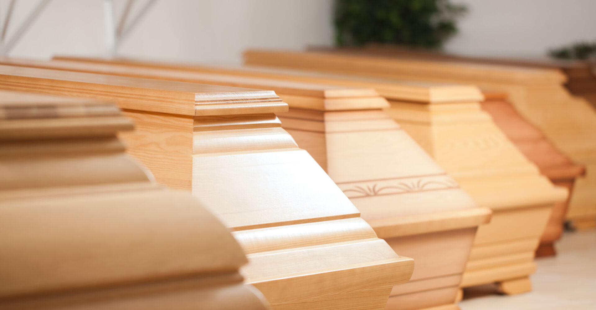 Reihe von Holzsärgen | Credit: iStock.com/kzenon