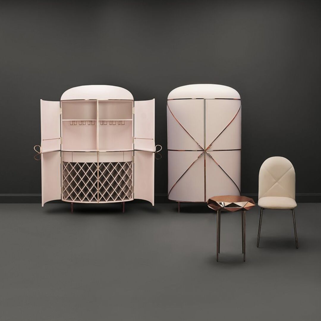 rosa Kästen mit Tisch | Credit: www.instagram.com/scarletsplendour/Scarlet Splendour