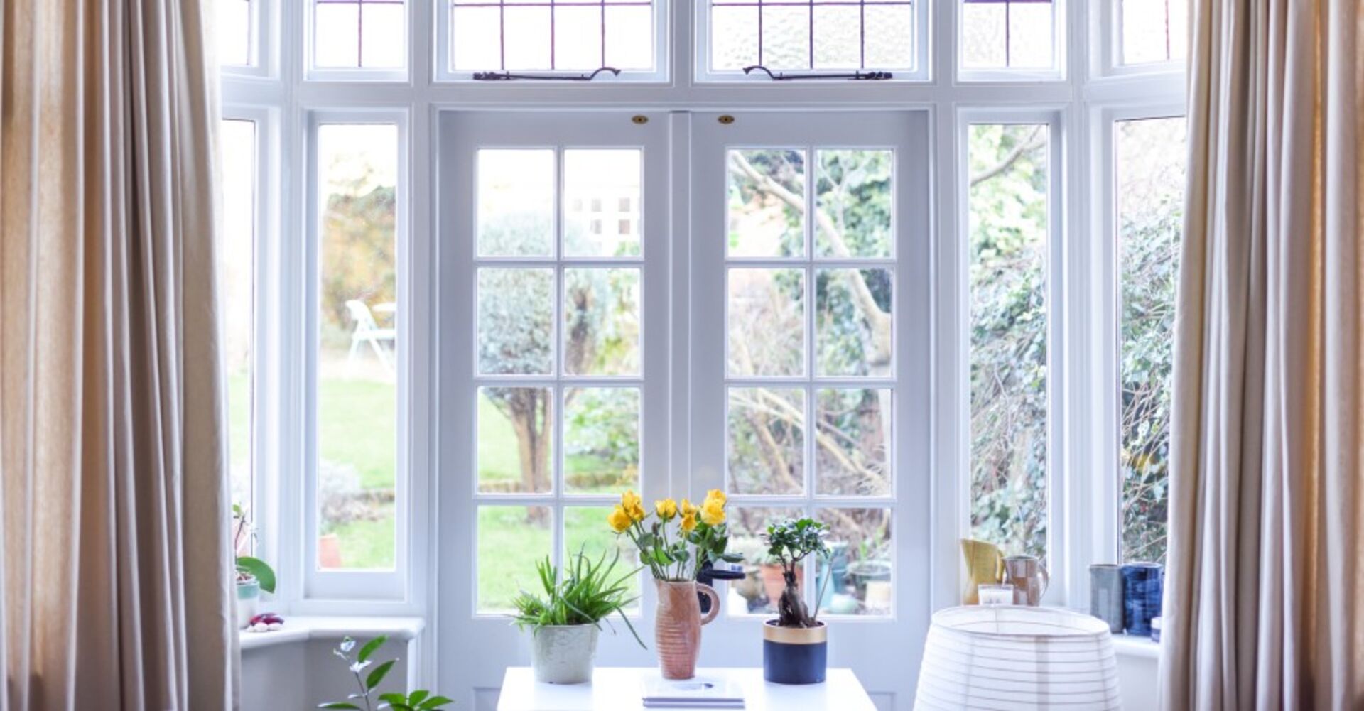 Fenster mit Vorhängen | Credit: iStock.com/tagphoto