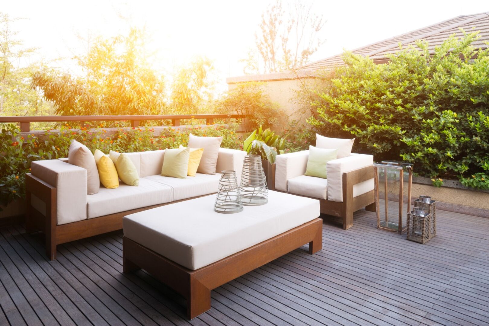 Terrasse mit Möbel und Pflanzen | Credit: iStock.com/zhudifeng