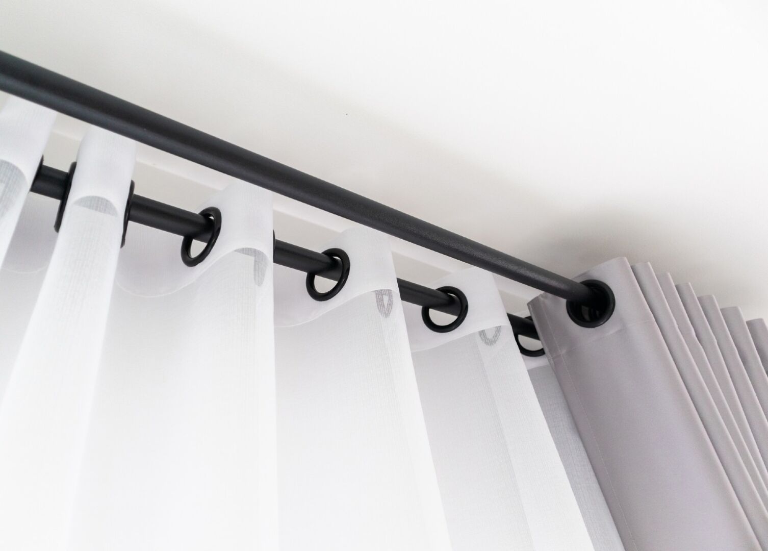 Gardinenstange mit Vorhang | Credit: iStock.com/Kwangmoozaa