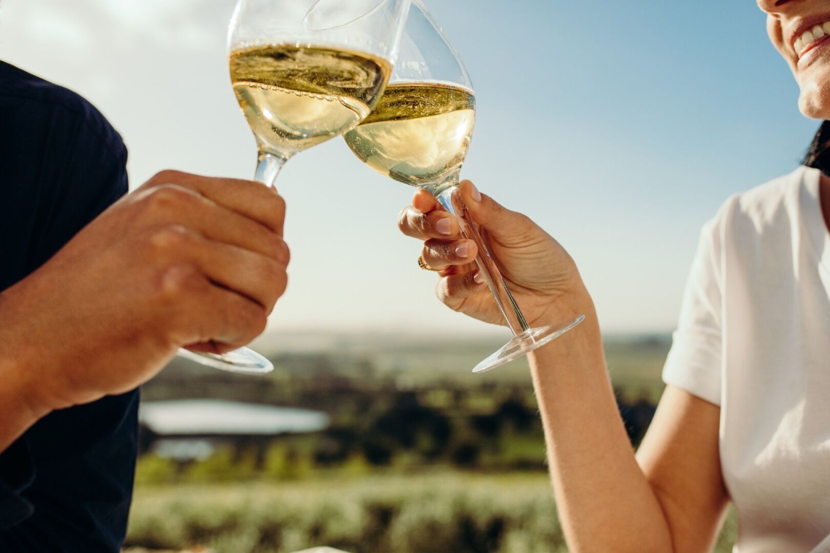 Mann und Frau trinken Weißwein | Credit: iStock.com/jacoblund