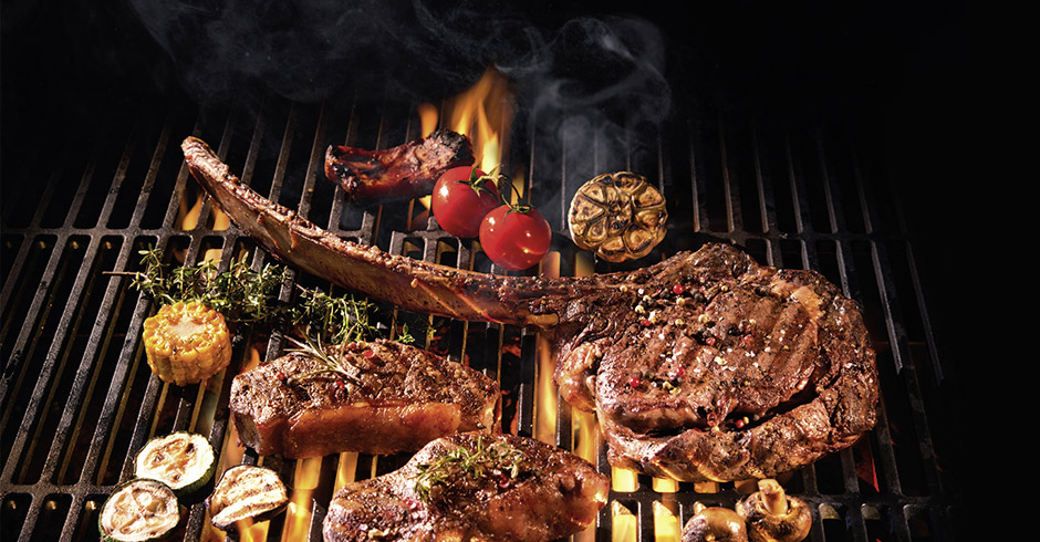 Fleisch auf einem Grillroster.