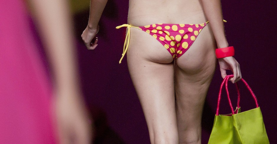 Po einer Frau im Bikini beim Gehen