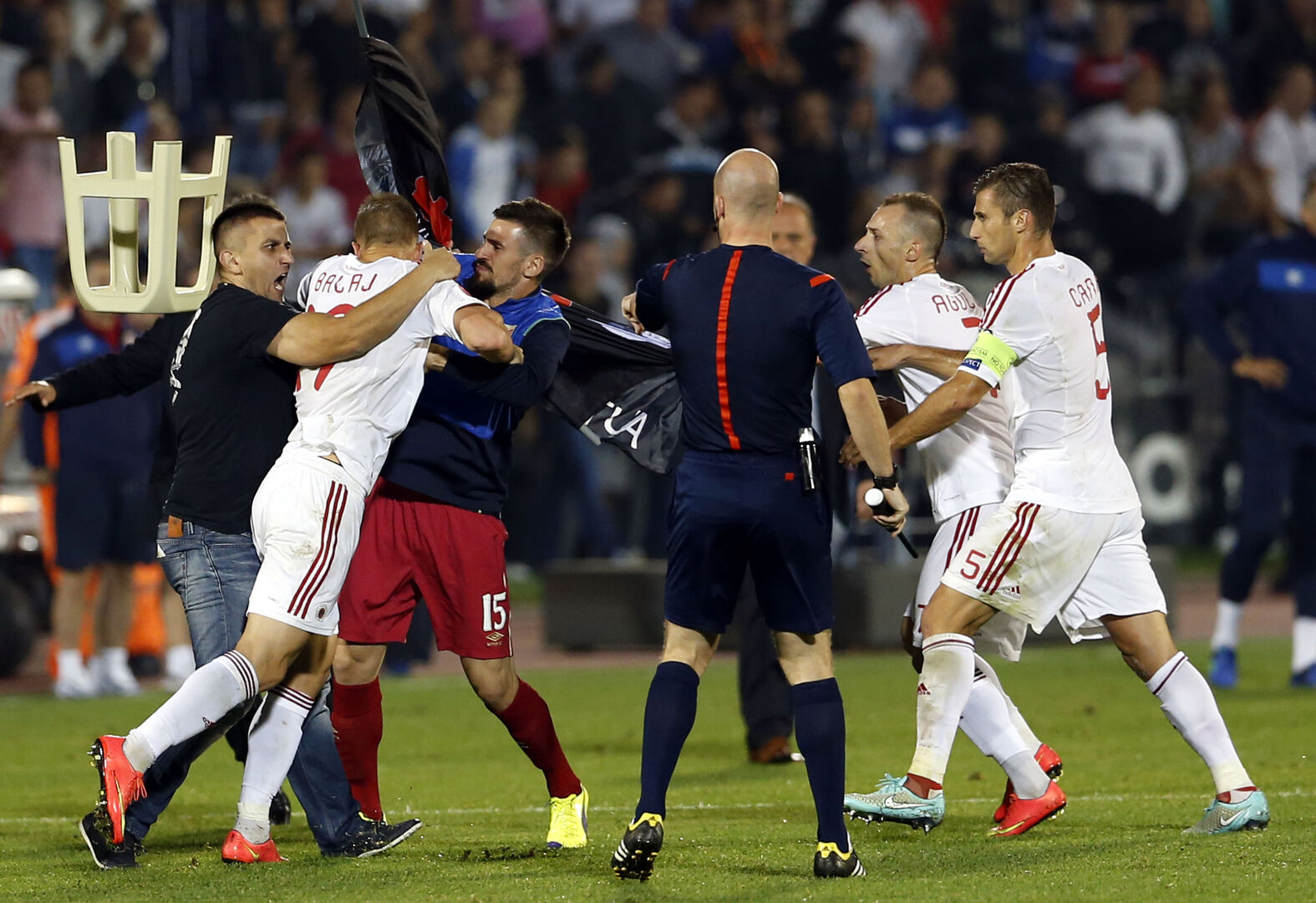 Schlägerei in Albanien. | Credit: Marko Drobnjakovic / AP / picturedesk.com
