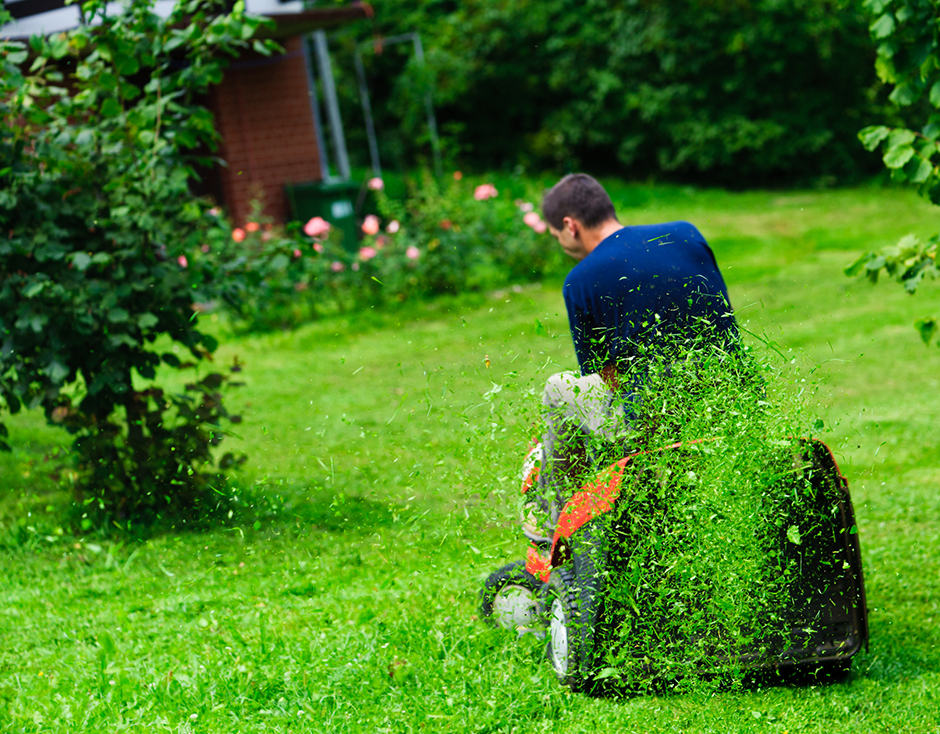 Mann sitzt auf seinem Rasenmäher | Credit: iStock.com/morozena